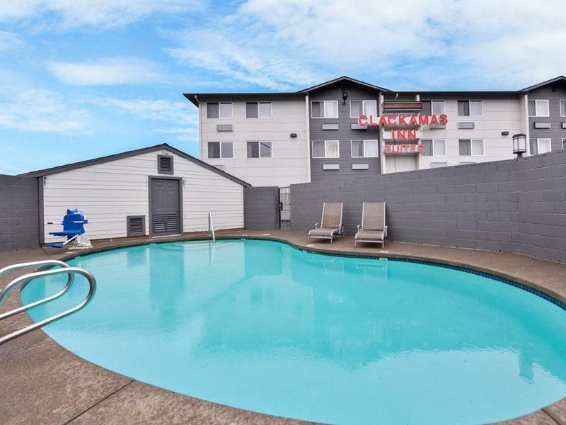 Clackamas Inn And Suites Εξωτερικό φωτογραφία