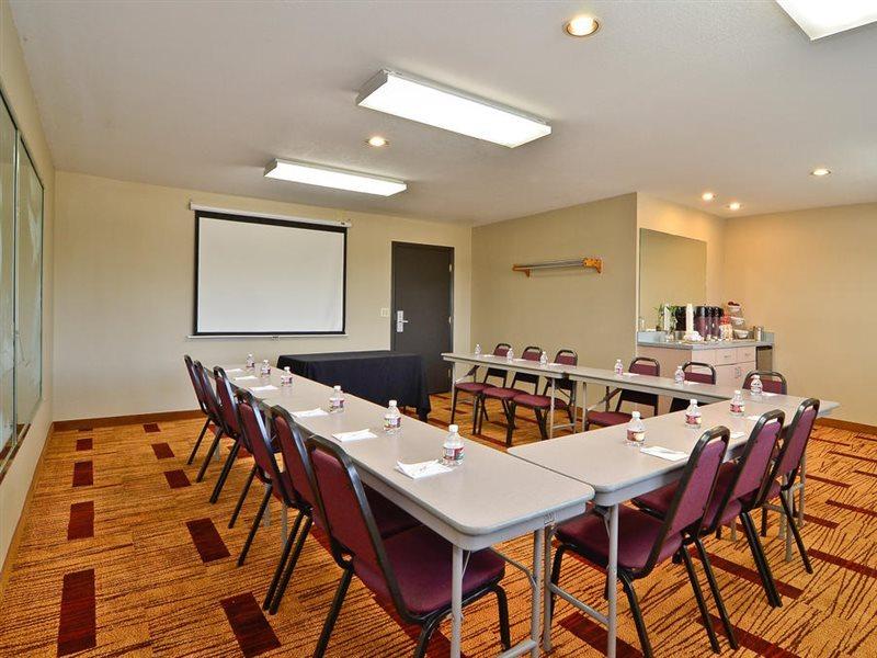 Clackamas Inn And Suites Εξωτερικό φωτογραφία
