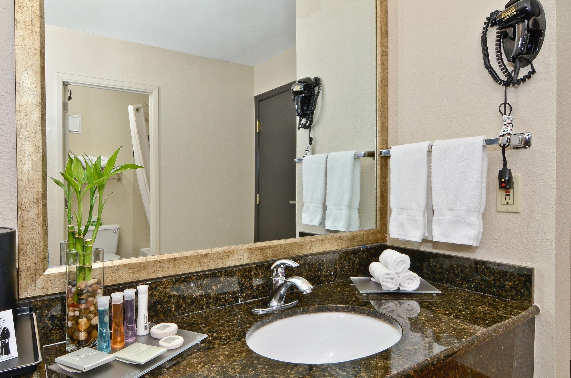 Clackamas Inn And Suites Εξωτερικό φωτογραφία
