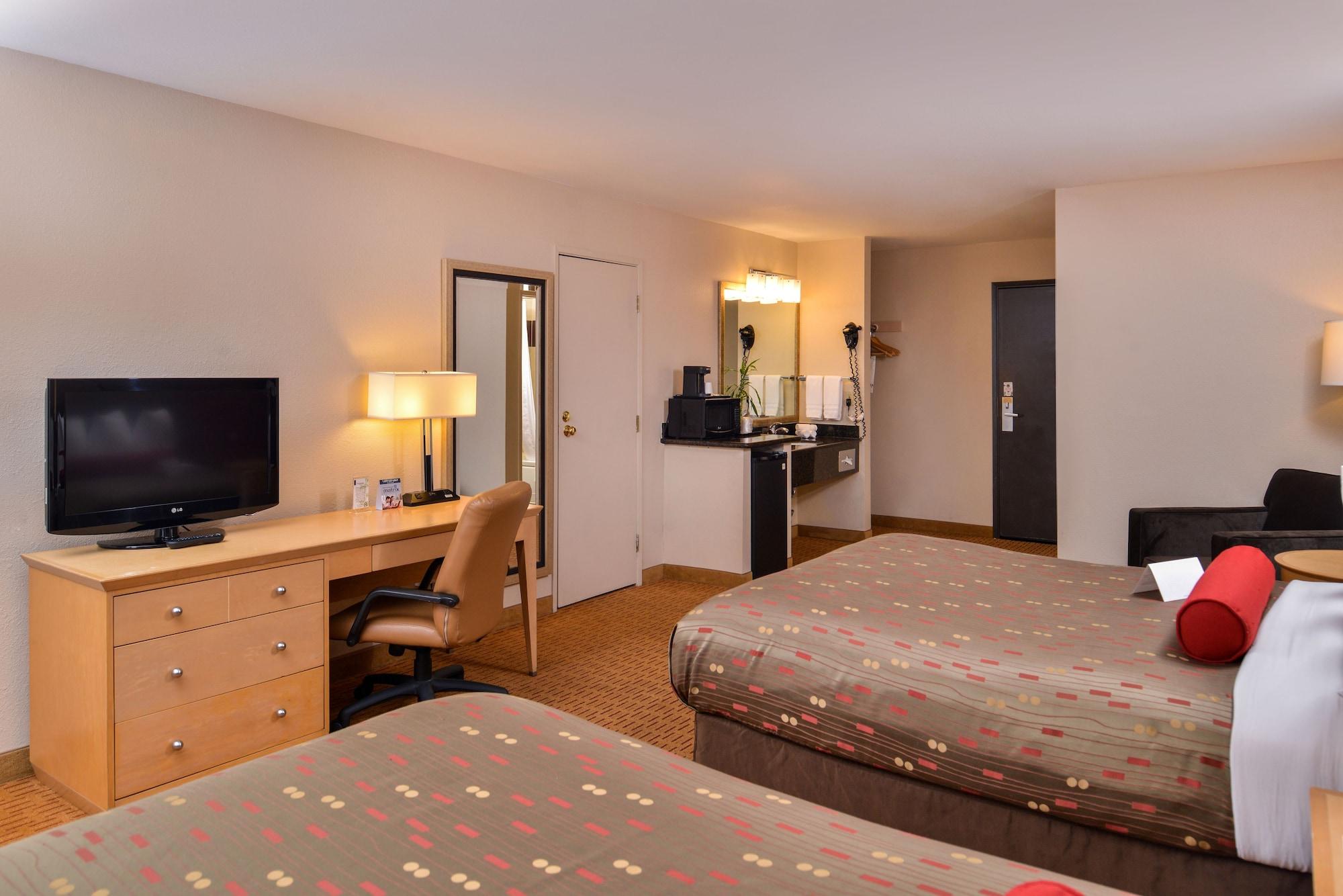 Clackamas Inn And Suites Εξωτερικό φωτογραφία