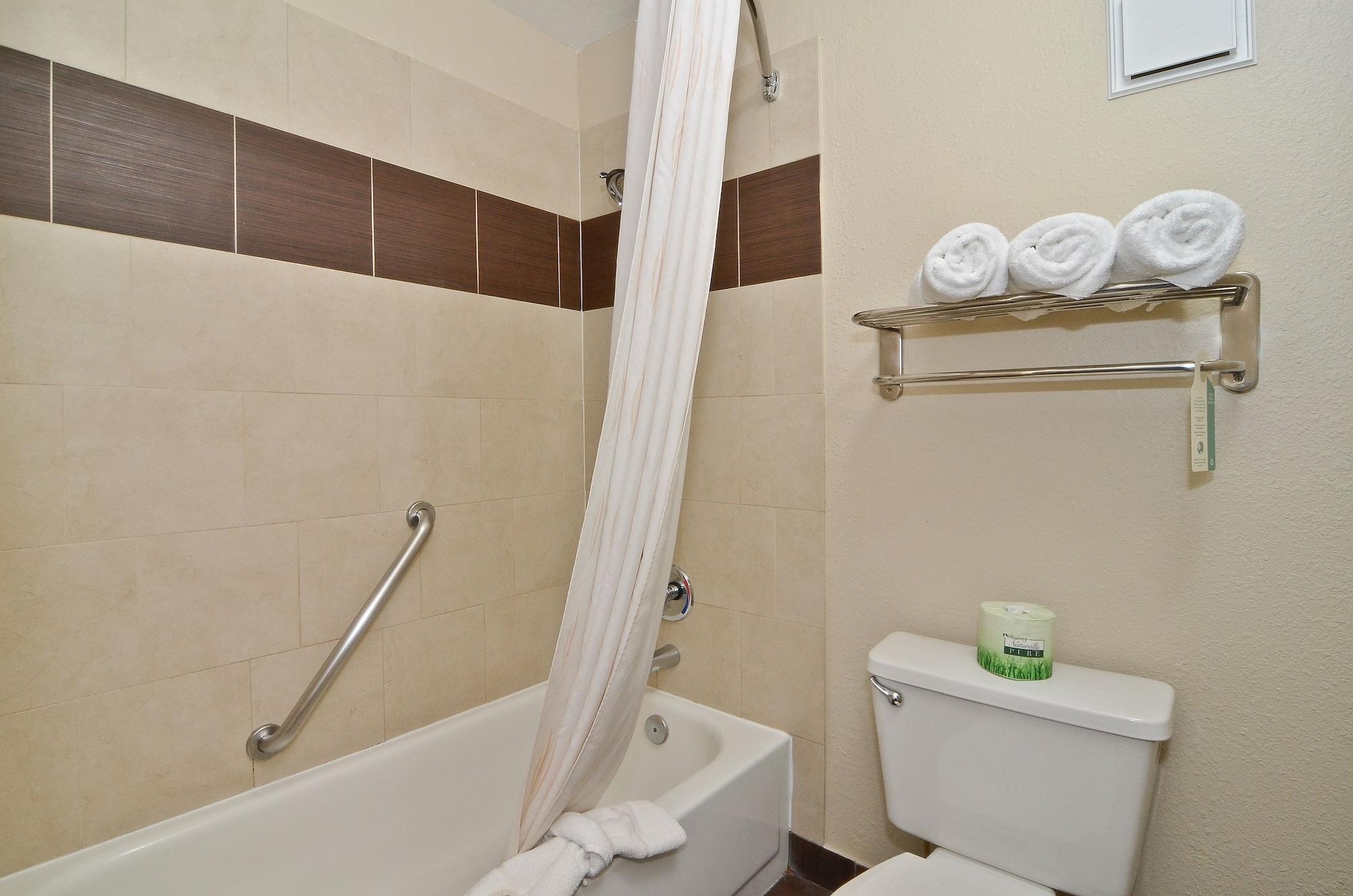 Clackamas Inn And Suites Εξωτερικό φωτογραφία