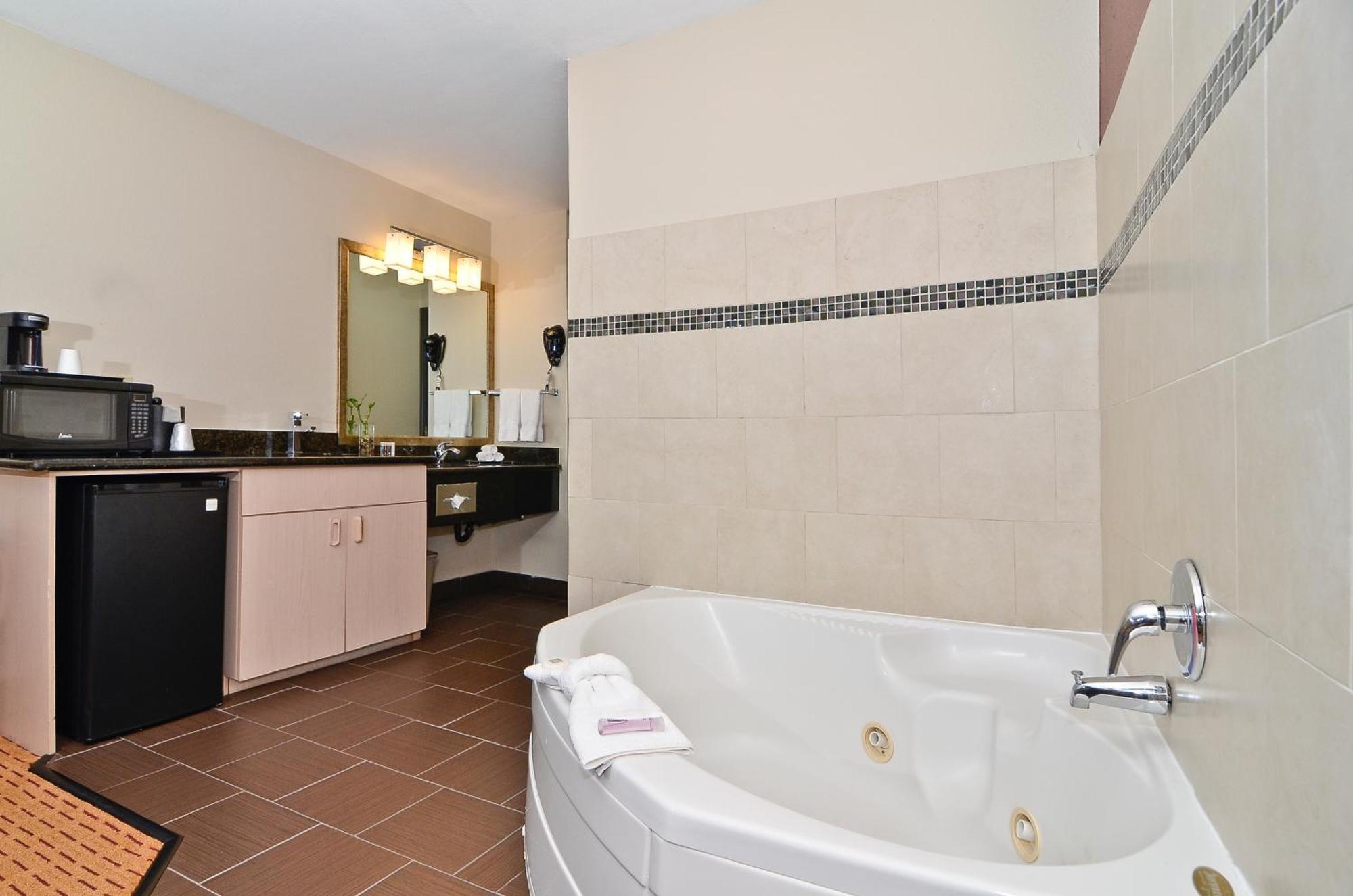 Clackamas Inn And Suites Δωμάτιο φωτογραφία