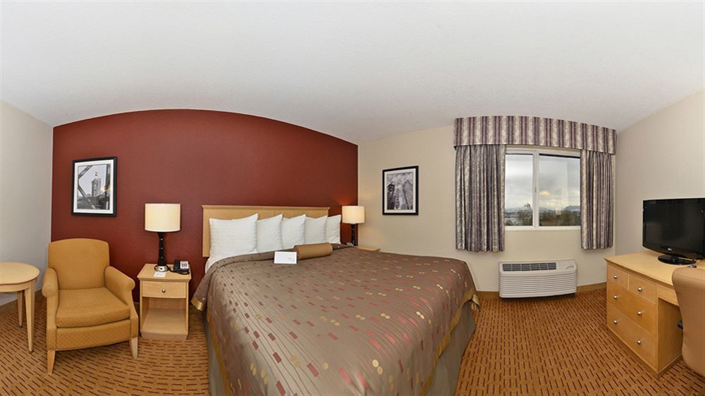 Clackamas Inn And Suites Εξωτερικό φωτογραφία