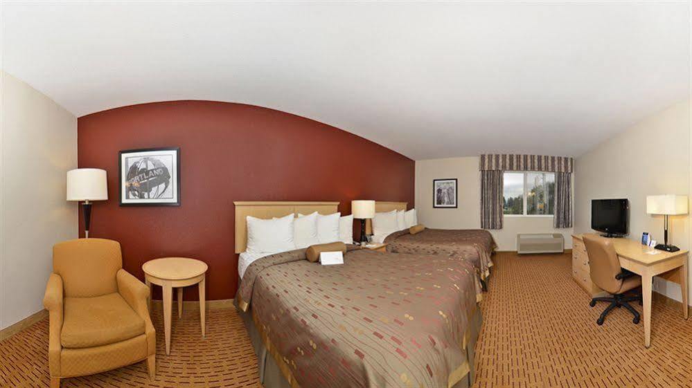 Clackamas Inn And Suites Εξωτερικό φωτογραφία