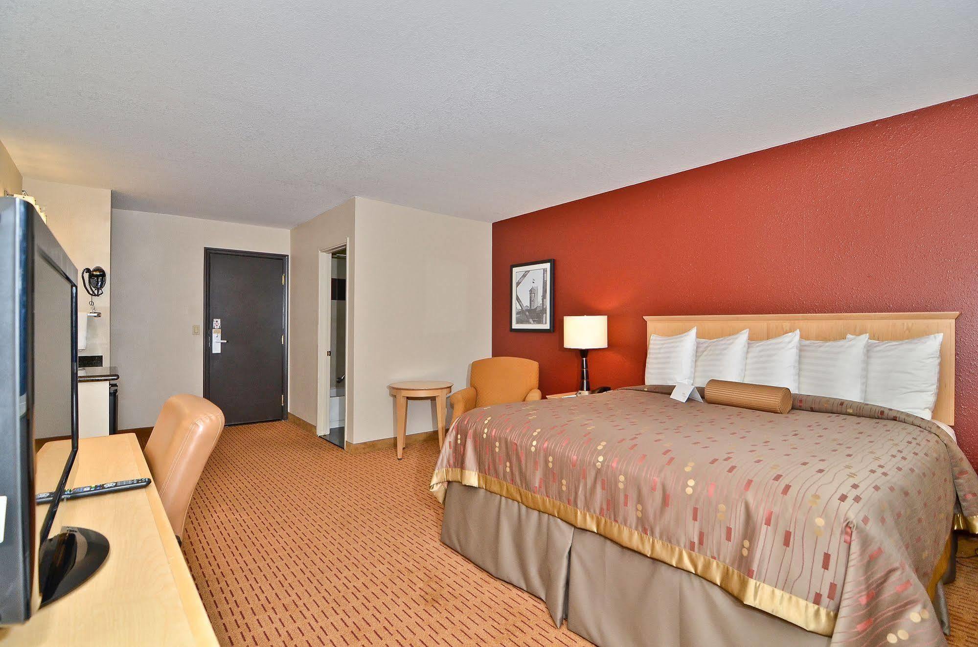 Clackamas Inn And Suites Εξωτερικό φωτογραφία