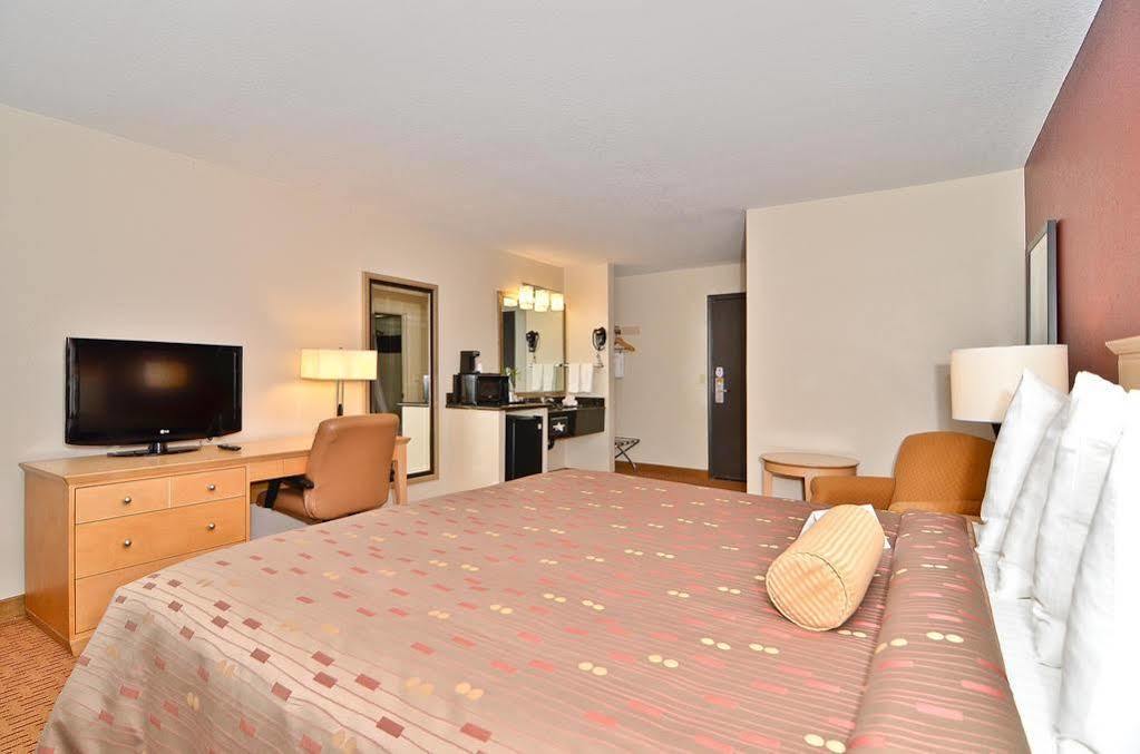 Clackamas Inn And Suites Εξωτερικό φωτογραφία