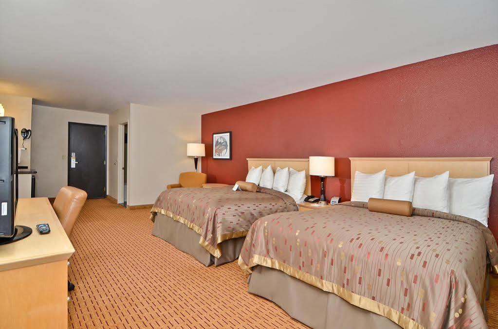 Clackamas Inn And Suites Εξωτερικό φωτογραφία