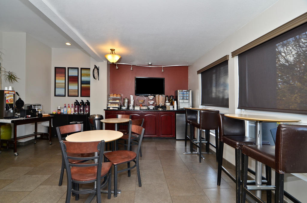 Clackamas Inn And Suites Εξωτερικό φωτογραφία