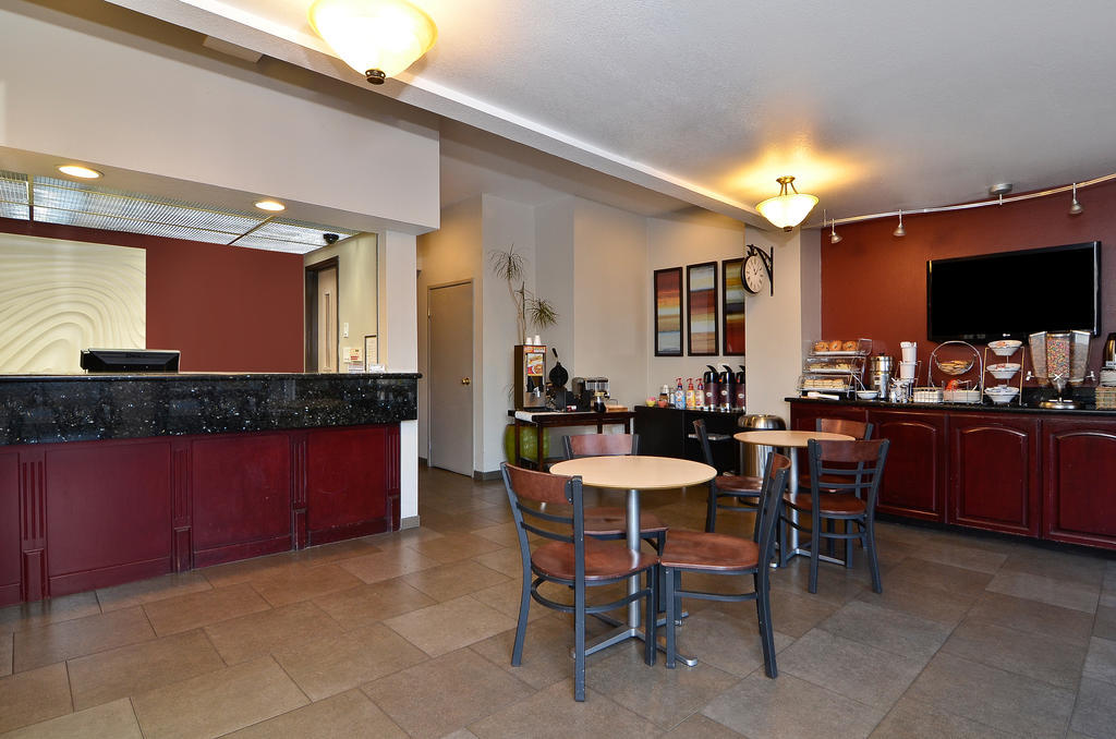 Clackamas Inn And Suites Εξωτερικό φωτογραφία