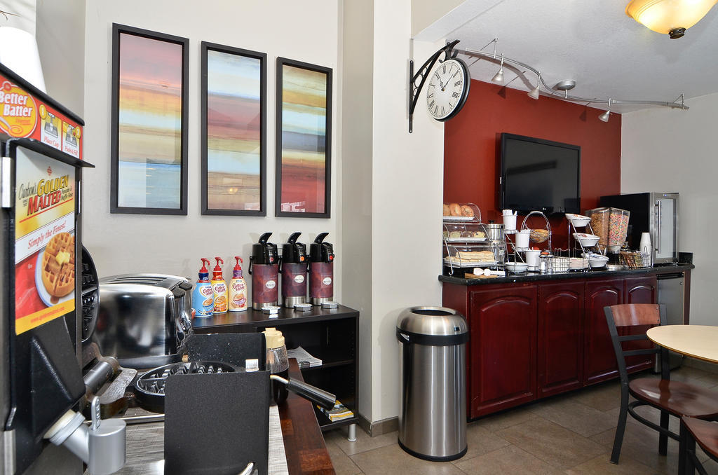 Clackamas Inn And Suites Εξωτερικό φωτογραφία