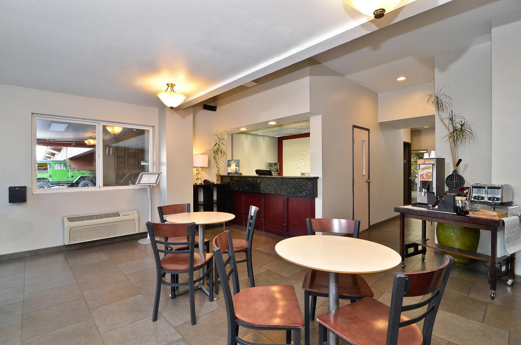 Clackamas Inn And Suites Εξωτερικό φωτογραφία